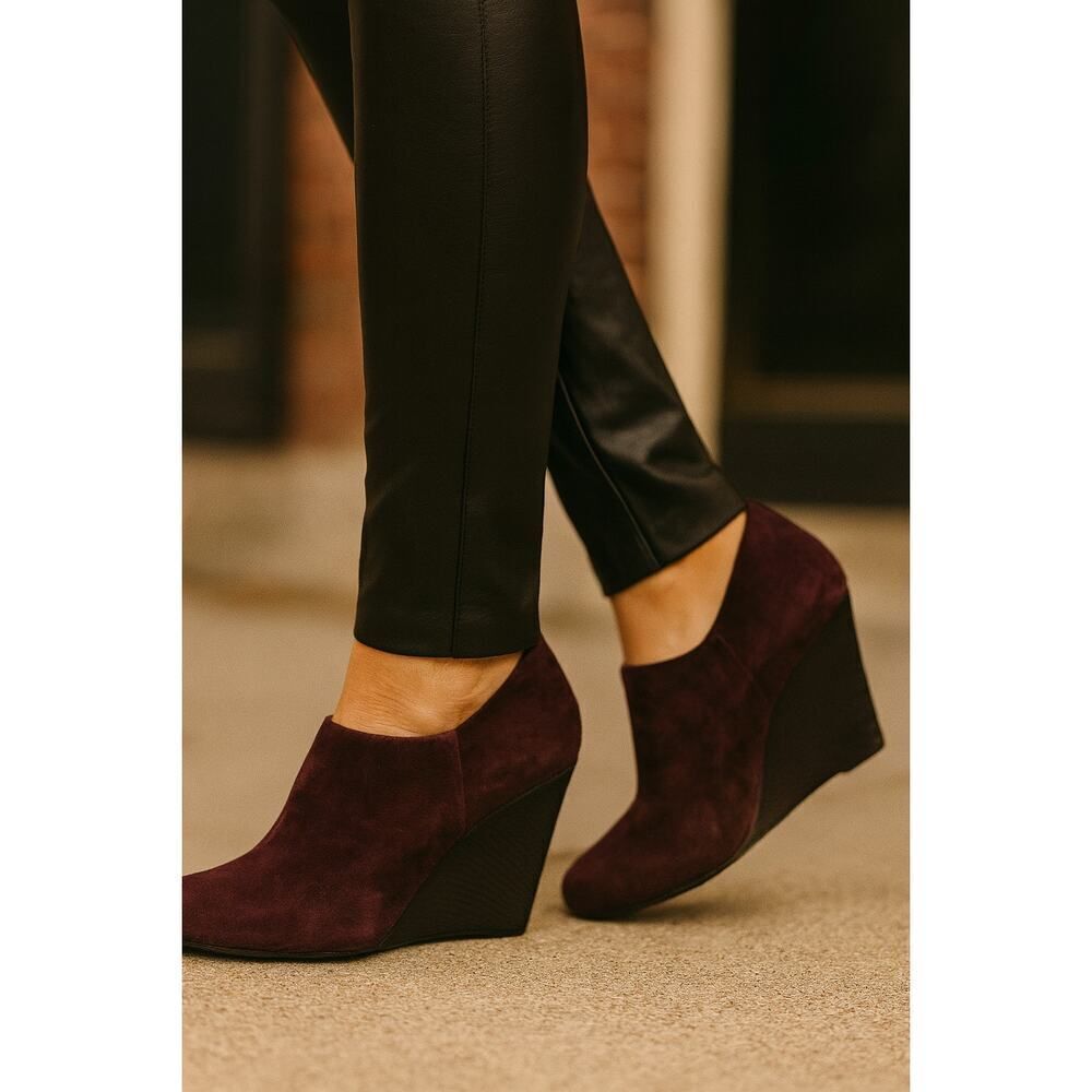 Clarks Artisan Suede Wedge Booties Burgundy Snakeskin Heel Size 8.5 Winter Fall